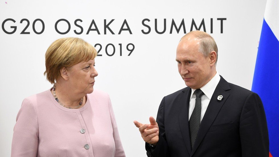 بوتين يهنئ ميركل بعيد ميلادها الـ65