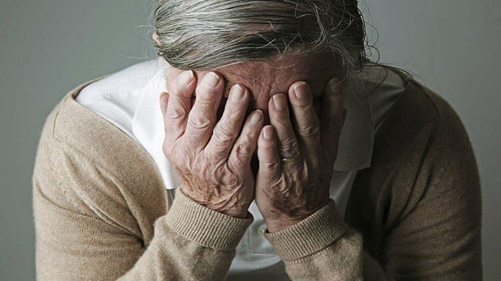 ما السبب الذي يجعل النساء أكثر عرضة للإصابة بمرض ألزهايمر؟