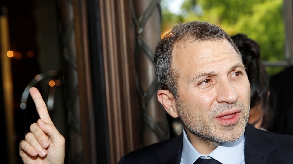 شاهد.. انسحاب وزير خارجية لبنان من مؤتمر أمريكي عند بدء كلمة نظيره الإسرائيلي