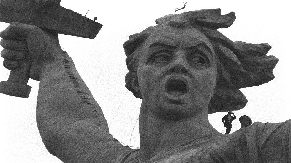 عملية ترميم تمثال " الوطن الأم" في فولغوغراد الروسية تسير على قدم وساق