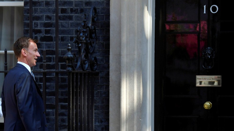 بريطانيا تهيب بسفنها الابتعاد عن هرمز وهانت يحذر  