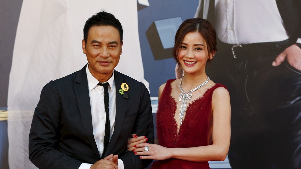 بالفيديو.. نجم سينما صيني كاد يموت طعنا أمام جمهوره