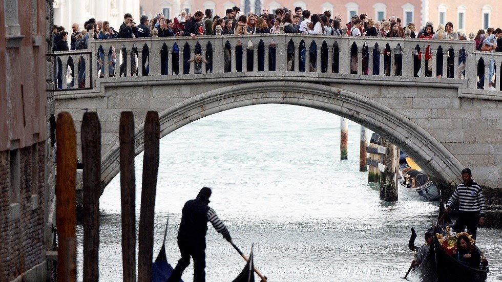 بسبب فنجان قهوة.. سلطات البندقية تطرد سائحين ألمانيين وتغرمهما