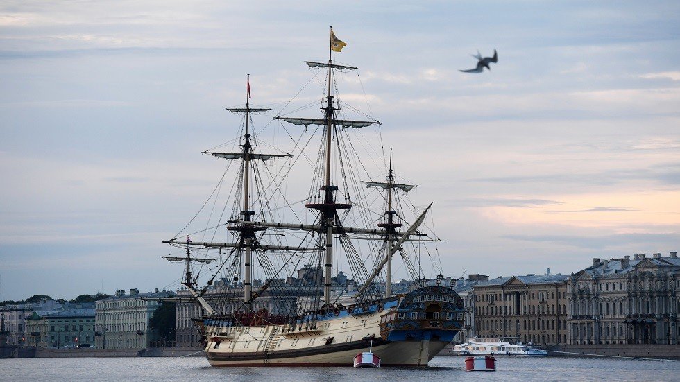 الدفاع الروسية تسلط الضوء على العرض البحري العسكري في بطرسبورغ