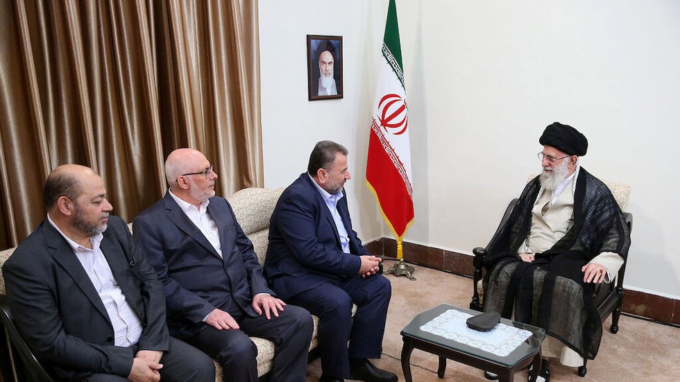 خامنئي خلال لقائه وفدا من "حماس": "صفقة القرن" مؤامرة لتدمير الهوية الفلسطينية بالأموال