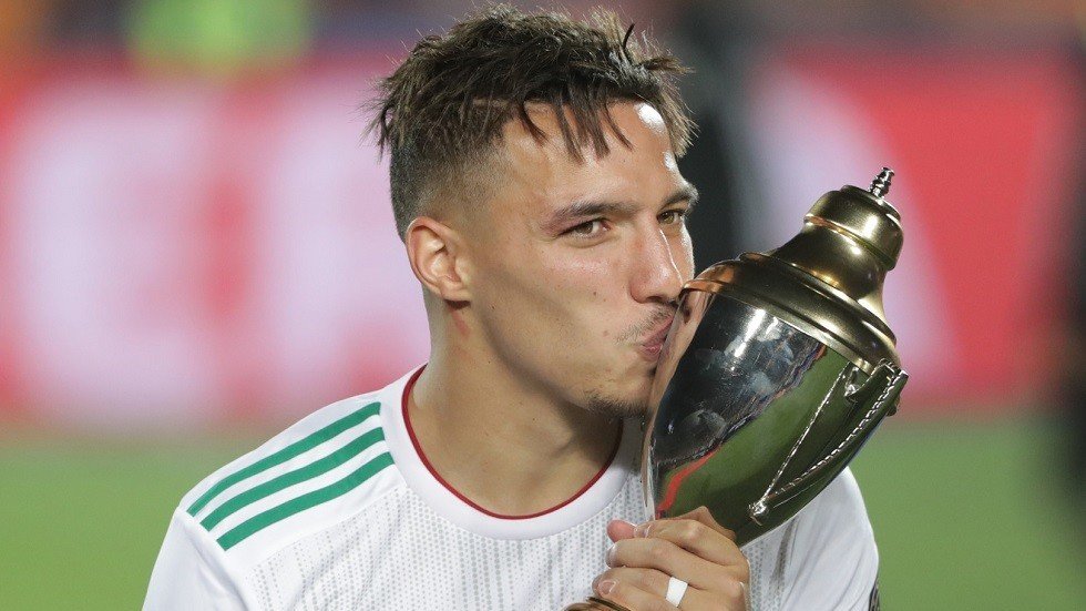 الجزائري بنناصر يخضع للفحص الطبي في ميلان