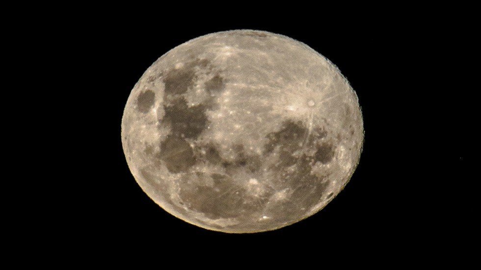 علماء روس يقترحون حفر آبار في القمر