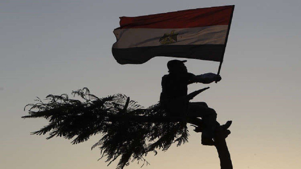 مصر.. جدل بعد إعجاب "مفجر ثورة يناير" بتدوينة علاء مبارك حول وفاة والده (صور)