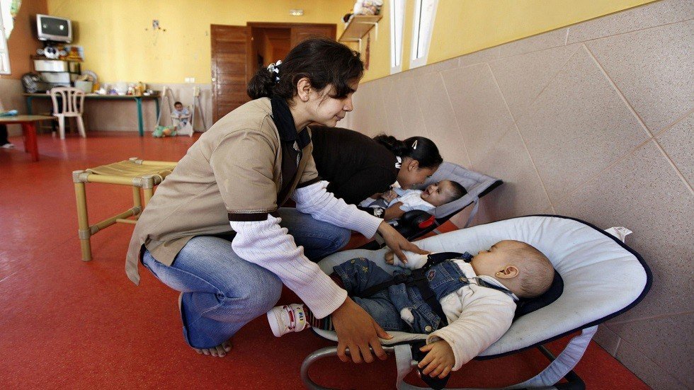 سعي حكومي في المغرب لمنح الآباء الجدد "إجازة أبوة" شهرا كاملا