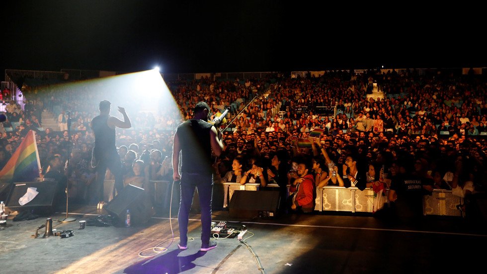 لبنان.. فرقة فنية تثير الجدل بسبب "المثلية" و"إهانة الأديان"