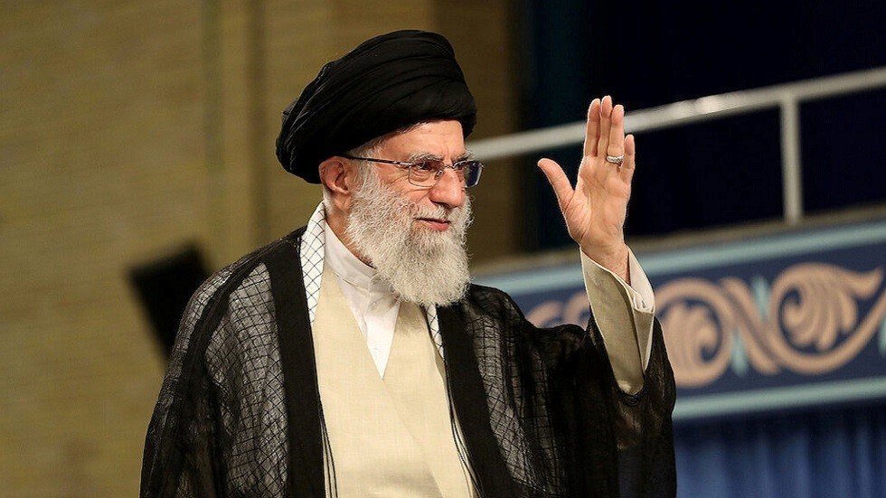 مدير مكتب خامنئي: بريطانيا أرسلت وسيطا إلى طهران للإفراج عن ناقلتها