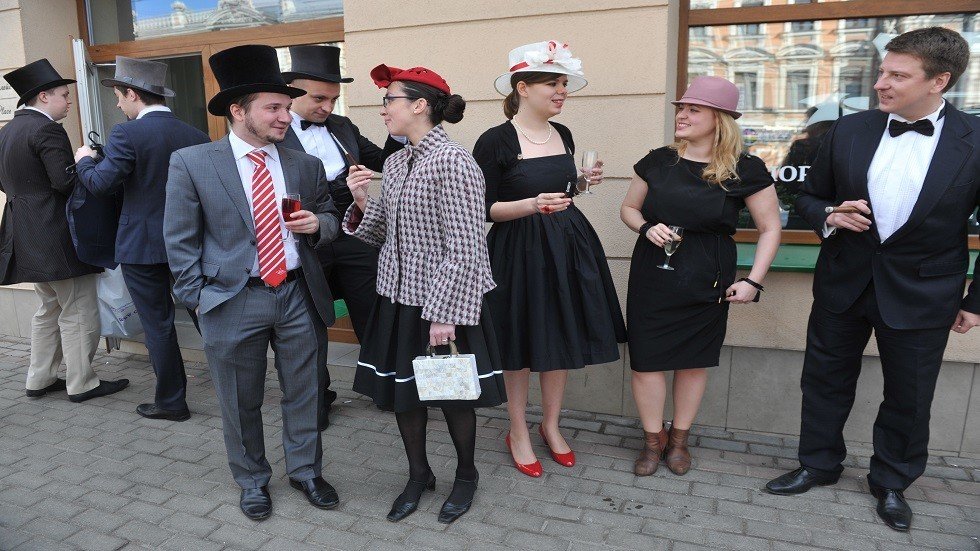 احتمال منع المسؤولين الروس من ارتداء أزياء باهظة الثمن