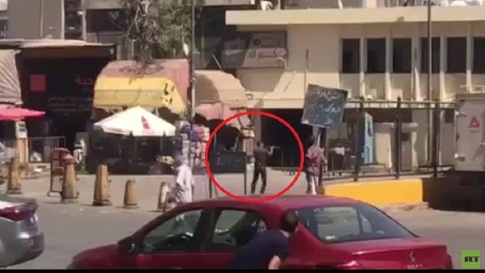 شاهد.. خطف بندقية من مجند في مصر وإطلاق النار بشكل عشوائي على المواطنين في الشارع