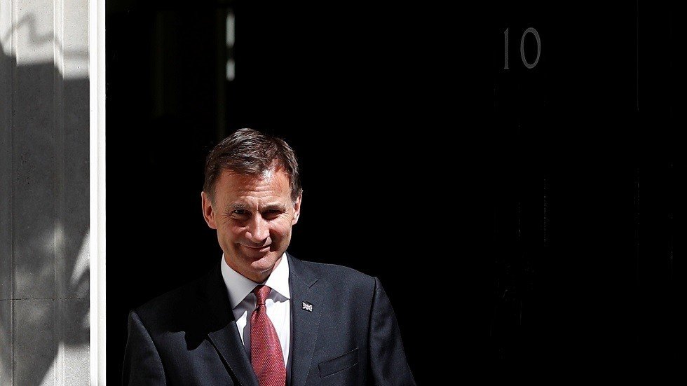 هانت وعدد من الوزراء البريطانيين يستقيلون من مناصبهم