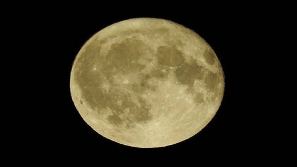 اكتشاف احتياطي هائل من المياه على القمر