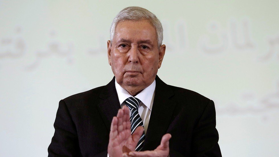 بن صالح يكلف 6 شخصيات بقيادة حوار وطني 