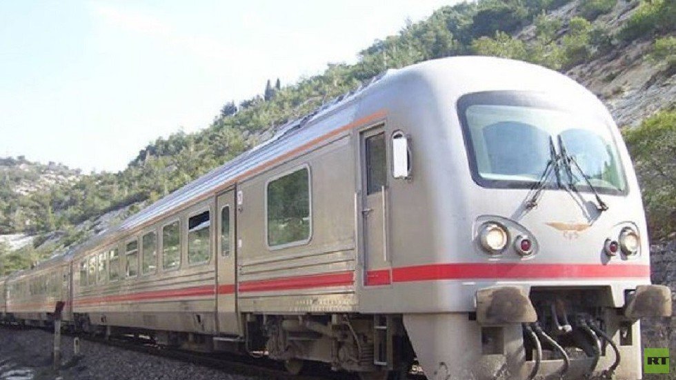 بعد هيلين.. وفي الأسبوع نفسه وعلى السكة عينها.. قطار يدهس طفلا وأمه في سوريا