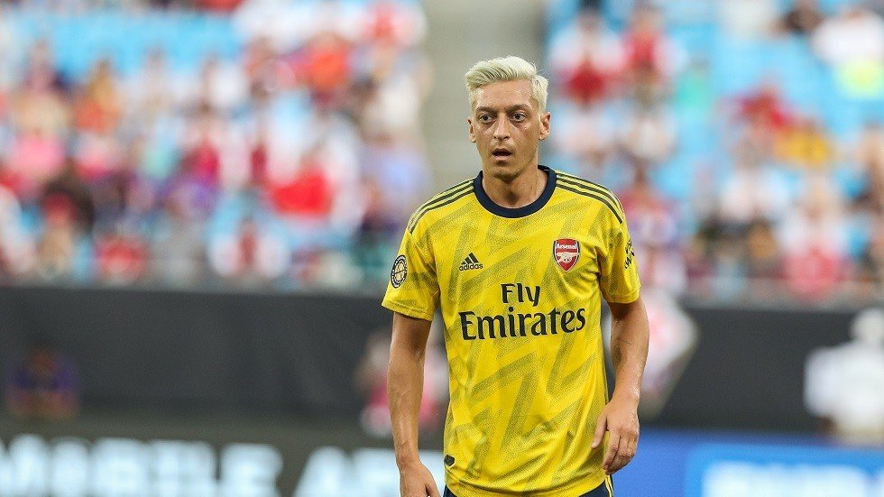 شاهد.. أوزيل يتعرض لمطاردة وهجوم مسلح