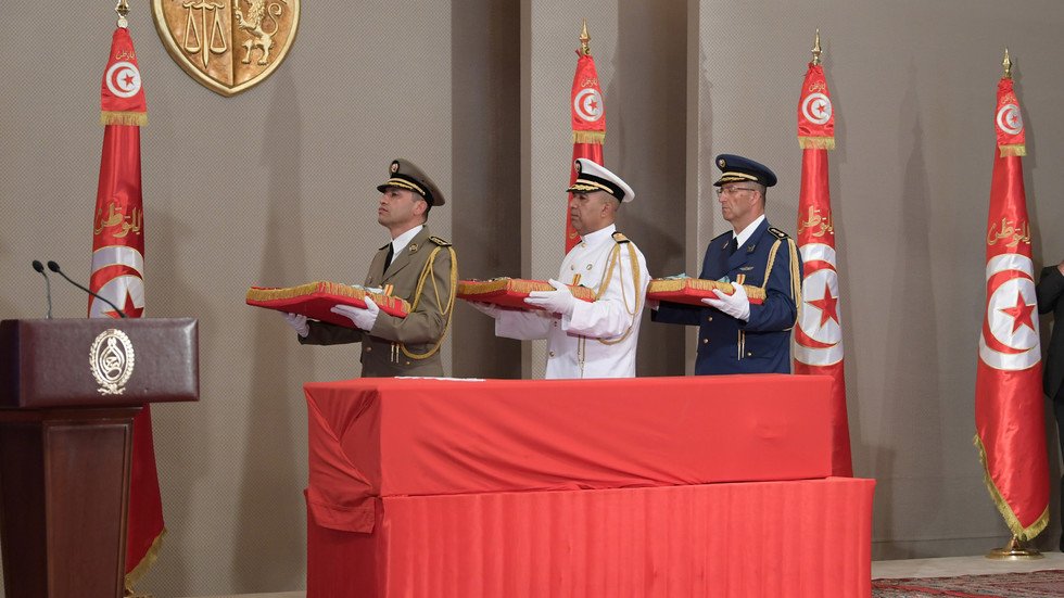 تونس تشيع جثمان رئيسها الراحل إلى مثواه الأخير