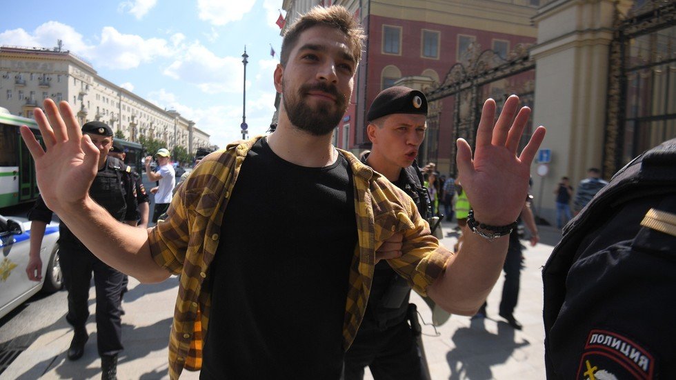 الشرطة: توقيف أكثر من 1000 شخص في تظاهرة احتجاجية وسط موسكو