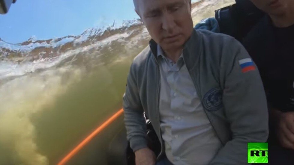 بوتين يغطس لتفقد غواصة تاريخية تعود إلى حقبة الحرب الوطنية العظمى