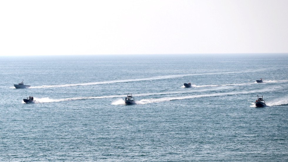 مسؤول إيراني: لن نسمح للولايات المتحدة وبريطانيا بالسيطرة على مضيق هرمز