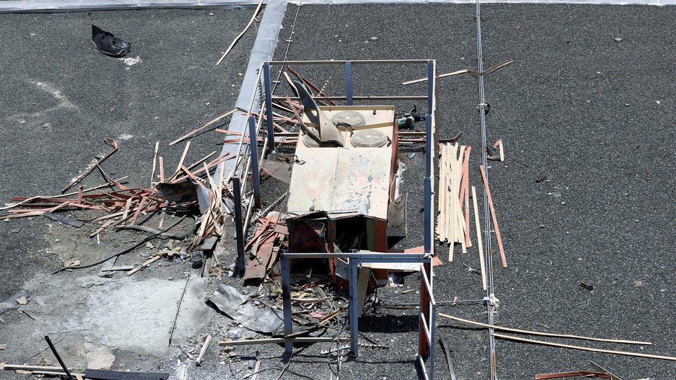 الحوثيون يعلنون استهداف مطار أبها في السعودية بواسطة طائرات مسيرة