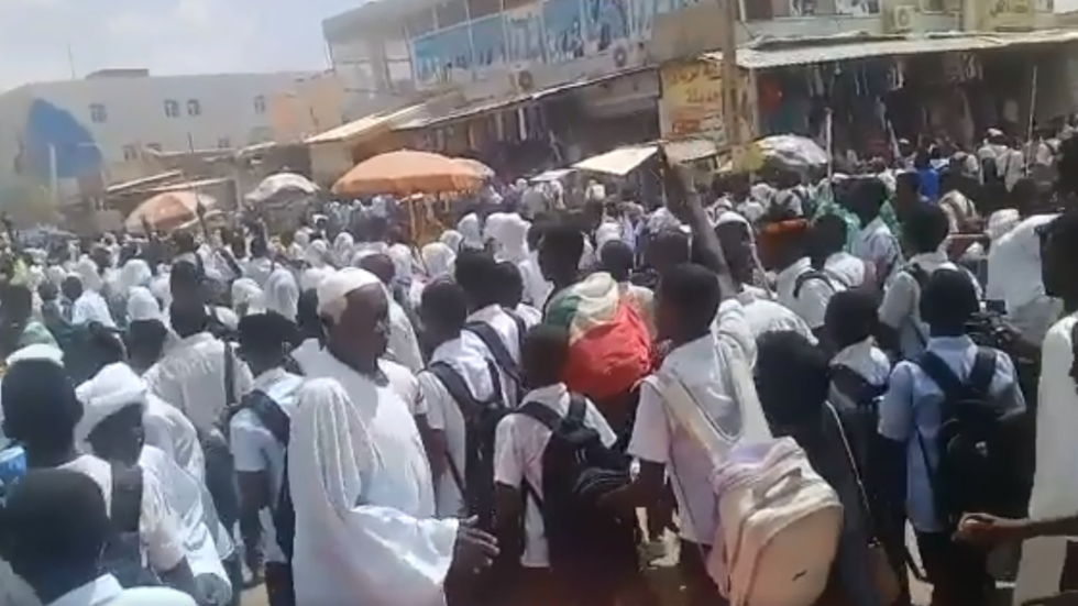 شاهد.. لحظة إطلاق الرصاص الحي على متظاهرين غرب السودان