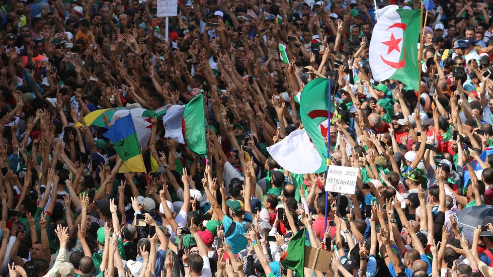 بعد رفعهما علم الأمازيغ.. الإفراج عن موقوفين من الحراك في الجزائر