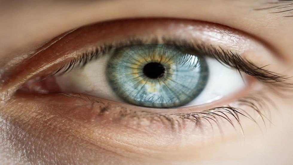 تطوير عدسات لاصقة روبوتية يمكن التحكم بها بطرفة عين!