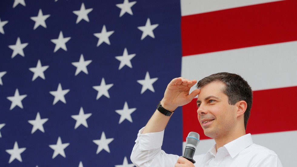 المخرج مور يقول للديمقراطيين "اخرسوا"