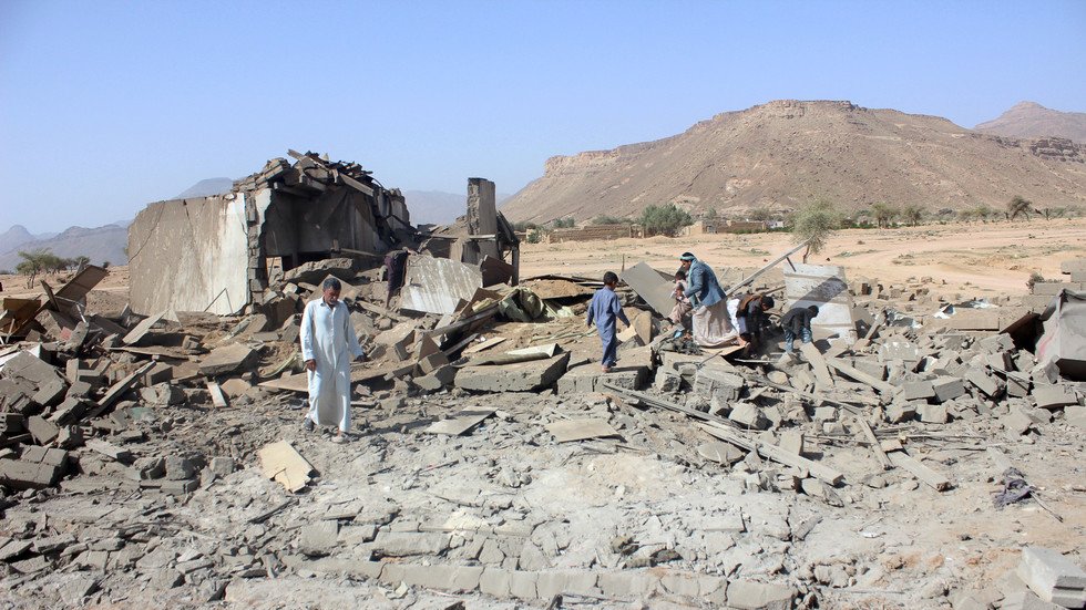 أنباء عن مقتل 14 شخصا بغارة جنوب غرب اليمن.. والحوثيون يتوعدون السعودية