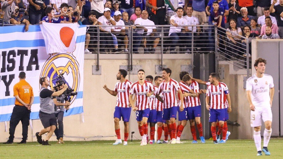 أثناء سباعية أتلتيكو.. برشلوني يغضب جماهير ريال مدريد بتصرف مستفز (فيديو)