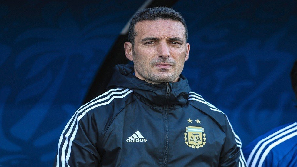 الاتحاد الأرجنتيني يعلن استمرار سكالوني في منصبه