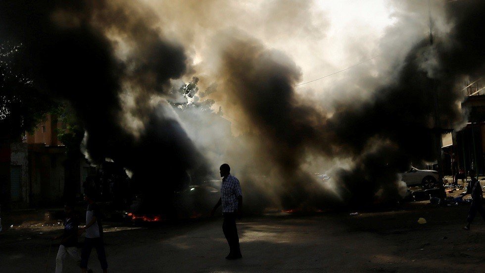 تجمع المهنيين السودانيين يحمل 