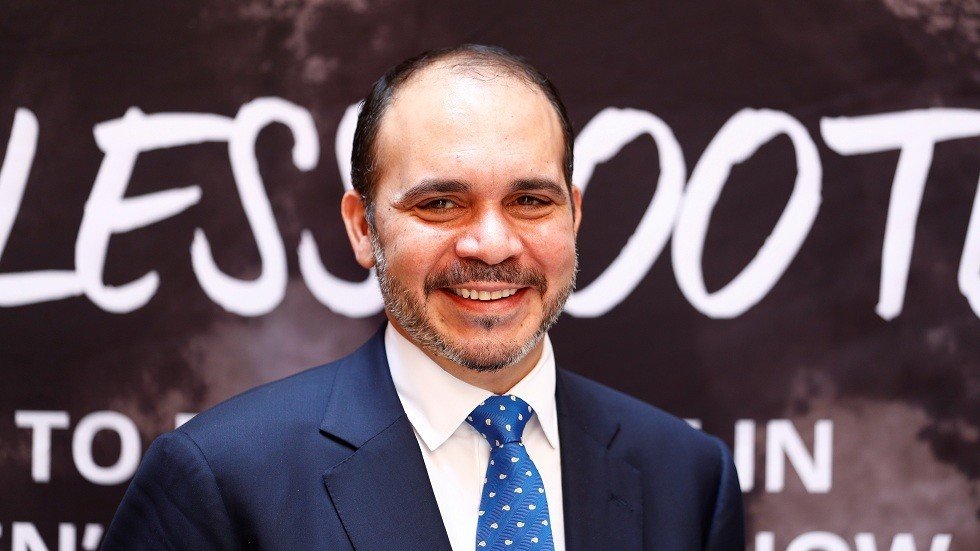 الأمير علي بن الحسين ينشر صورة تجمعه مع الأميرة هيا