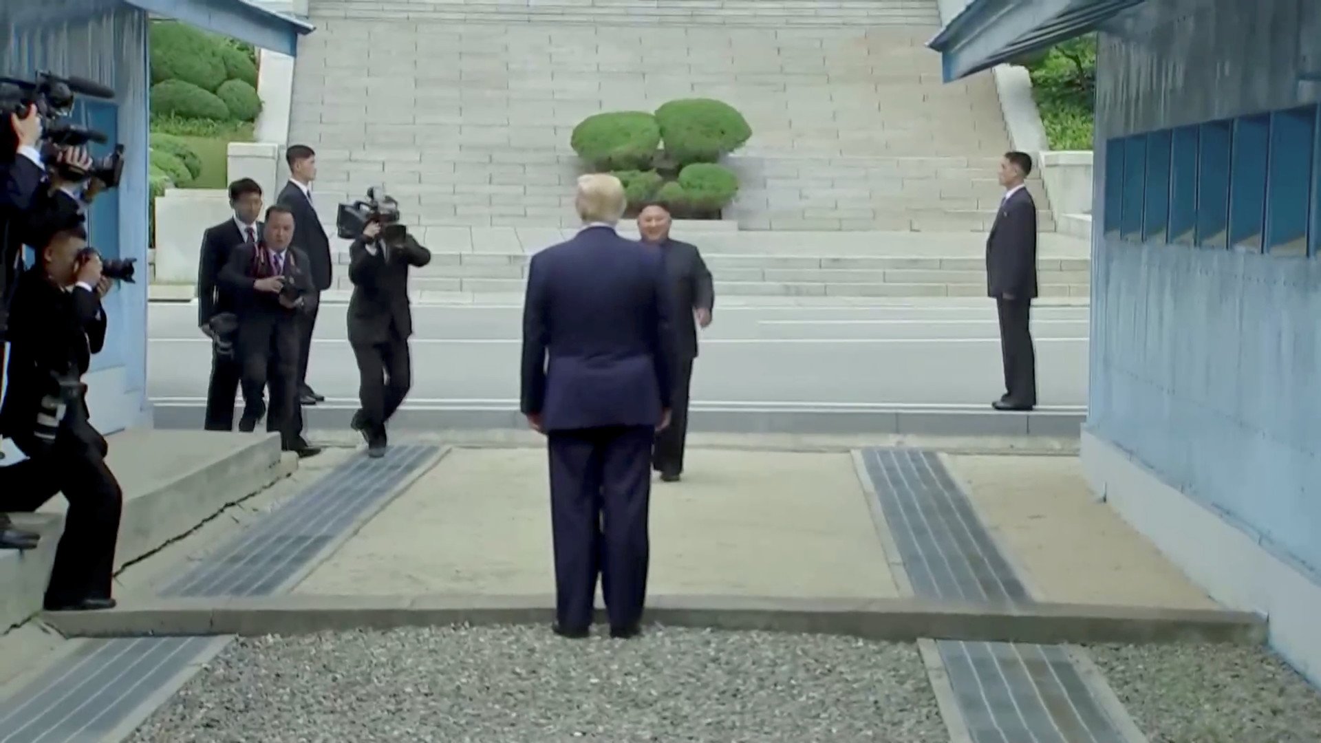 ترامب يوجه سؤالا هاما لرئيس كوريا الجنوبية قبيل لقائه زعيم الشمالية عند الحدود