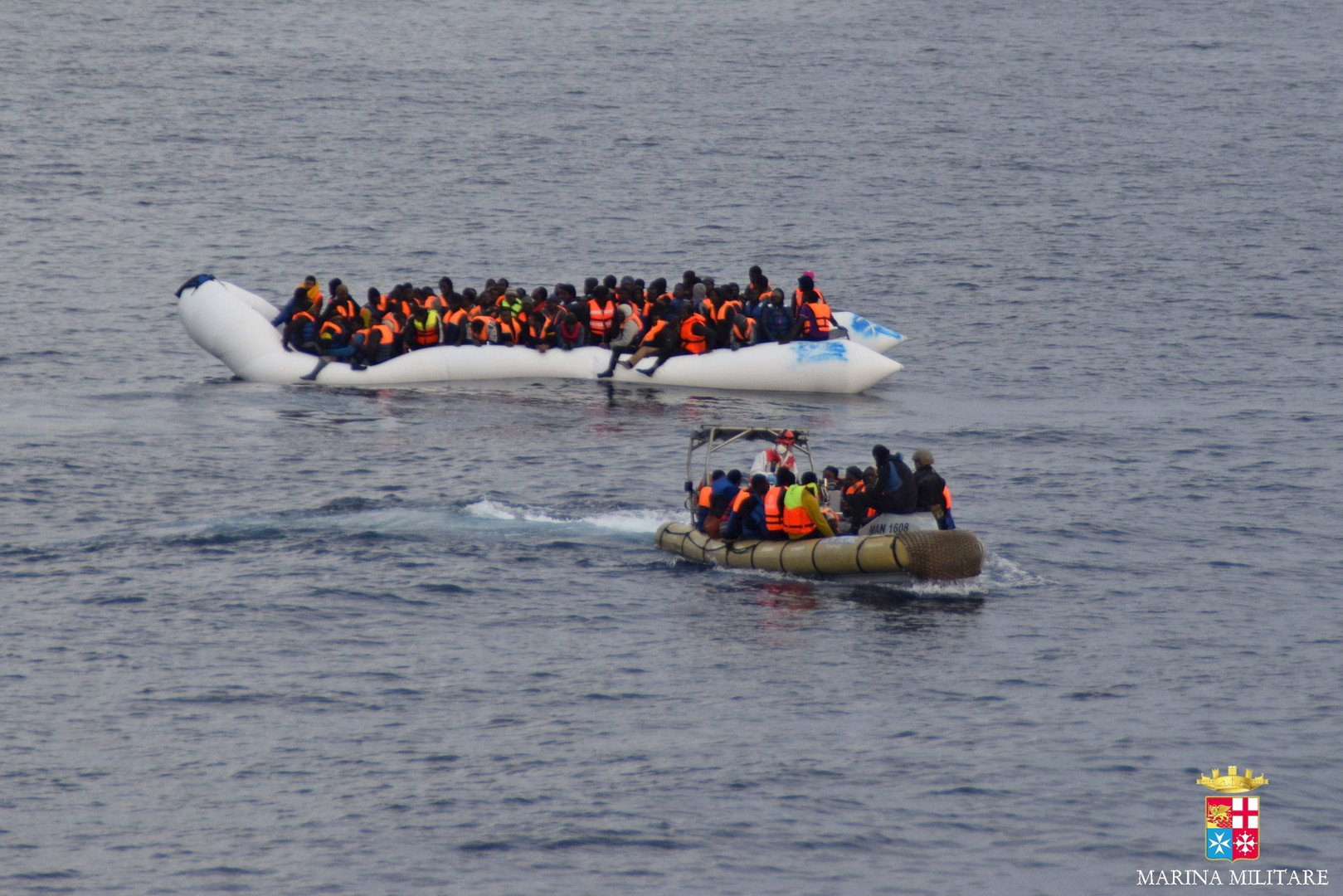 غرق قارب يقل عشرات المهاجرين قبالة سواحل تونس