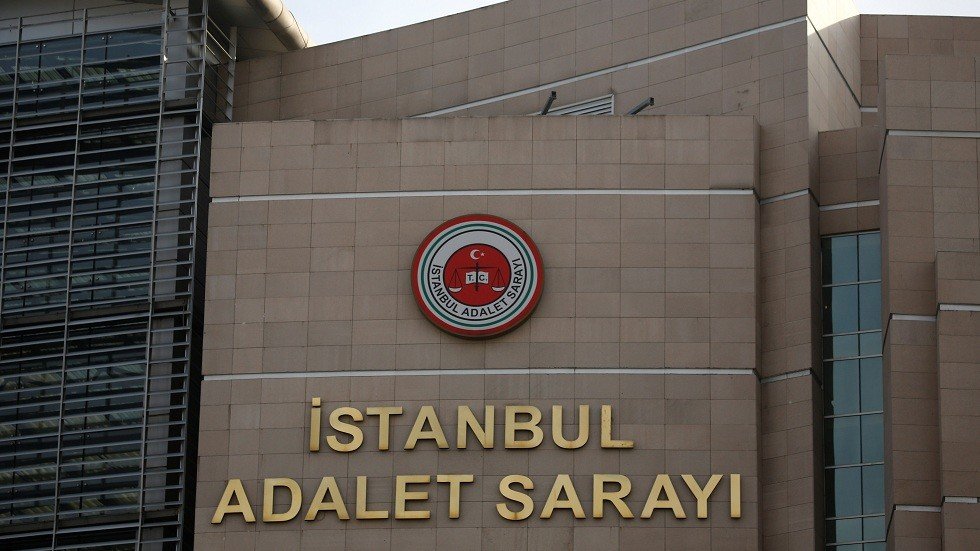 محكمة تركية تلغي أحكام السجن المؤبد بحق 3 صحفيين