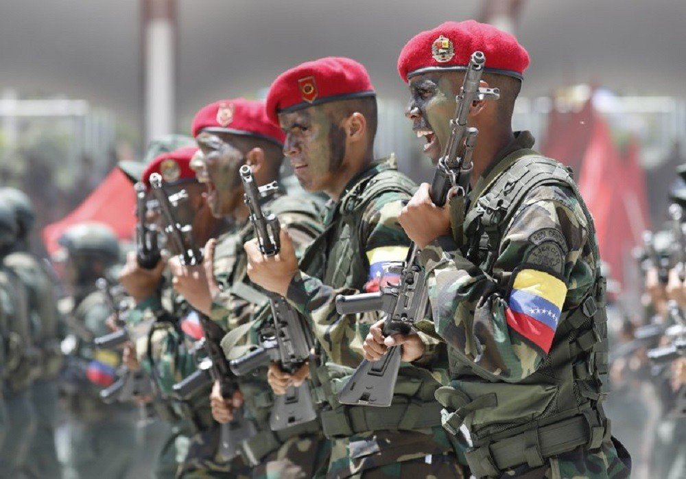 فنزويلا تحيي عيد استقلالها بعرض عسكري وتظاهر المعارضة 