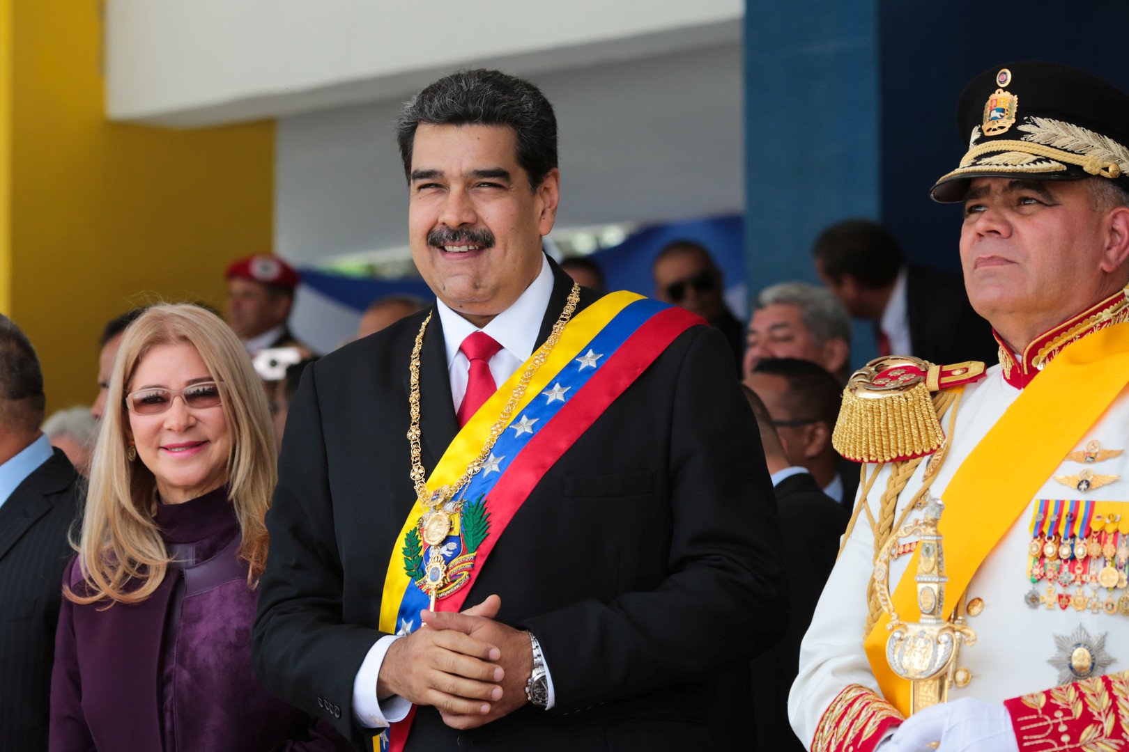 فنزويلا تحيي عيد استقلالها بعرض عسكري وتظاهر المعارضة 