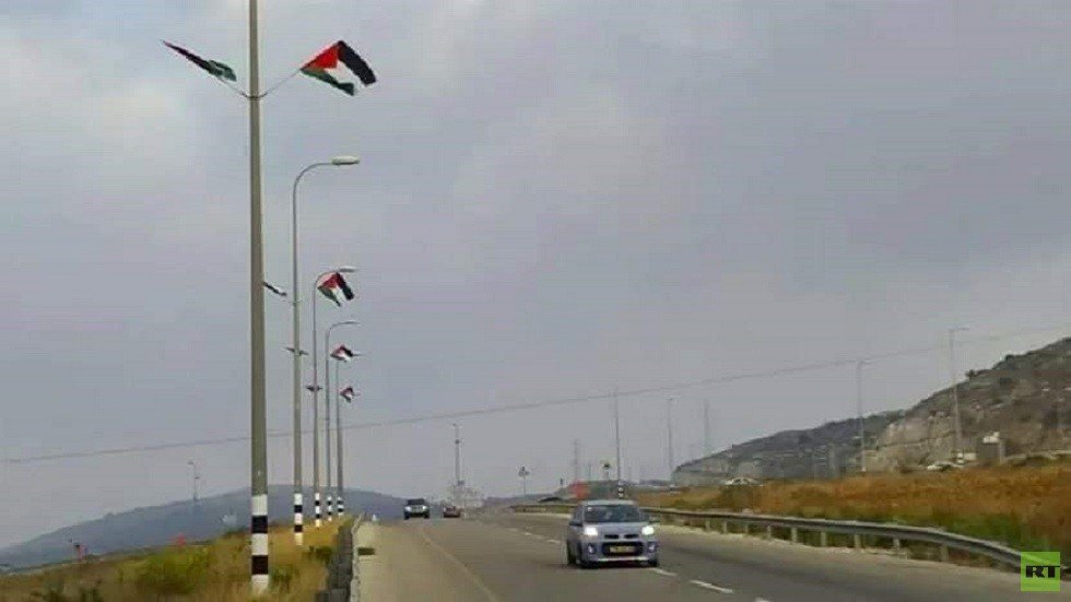مستوطنون يرفعون أعلام فلسطين في الضفة الغربية