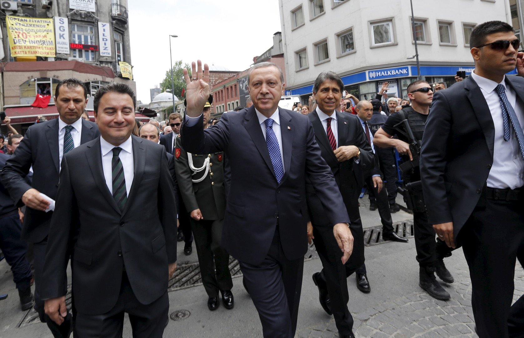 في ضربة جديدة للرئيس التركي.. أحد حلفاء أردوغان يستقيل من الحزب الحاكم