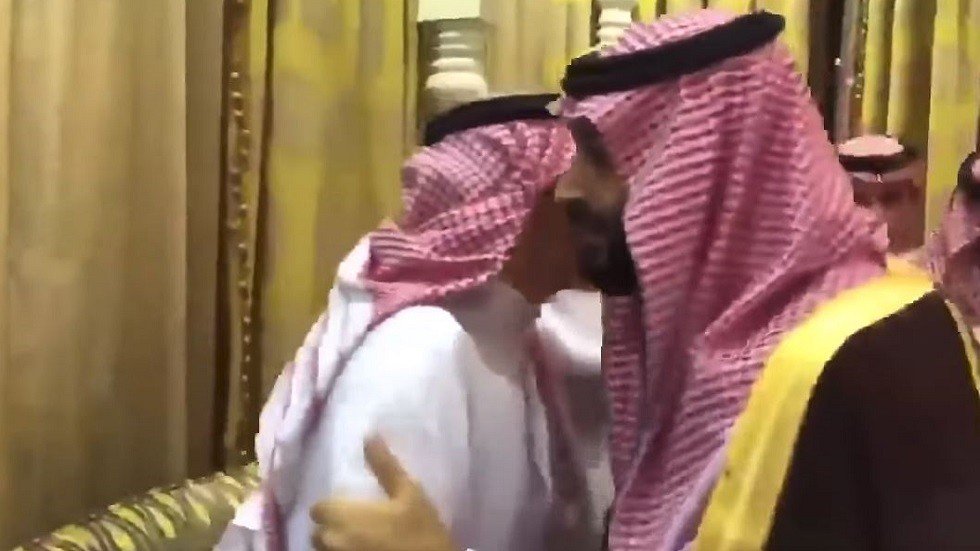 شاهد.. ولي العهد السعودي يعزي سلفه في وفاة الأميرة الجوهرة بنت عبد العزيز 