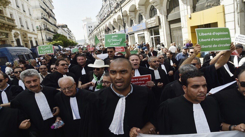 مئات المحامين يتظاهرون في الجزائر للمطالبة باستقلالية القضاء