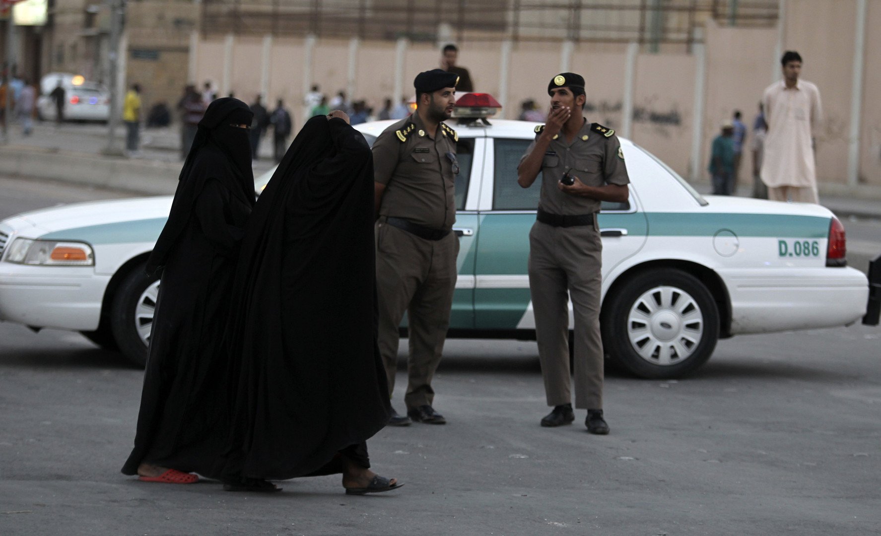 صحيفة أمريكية: السعودية بصدد تعديل نظام الوصاية لمنح المرأة حرية السفر 