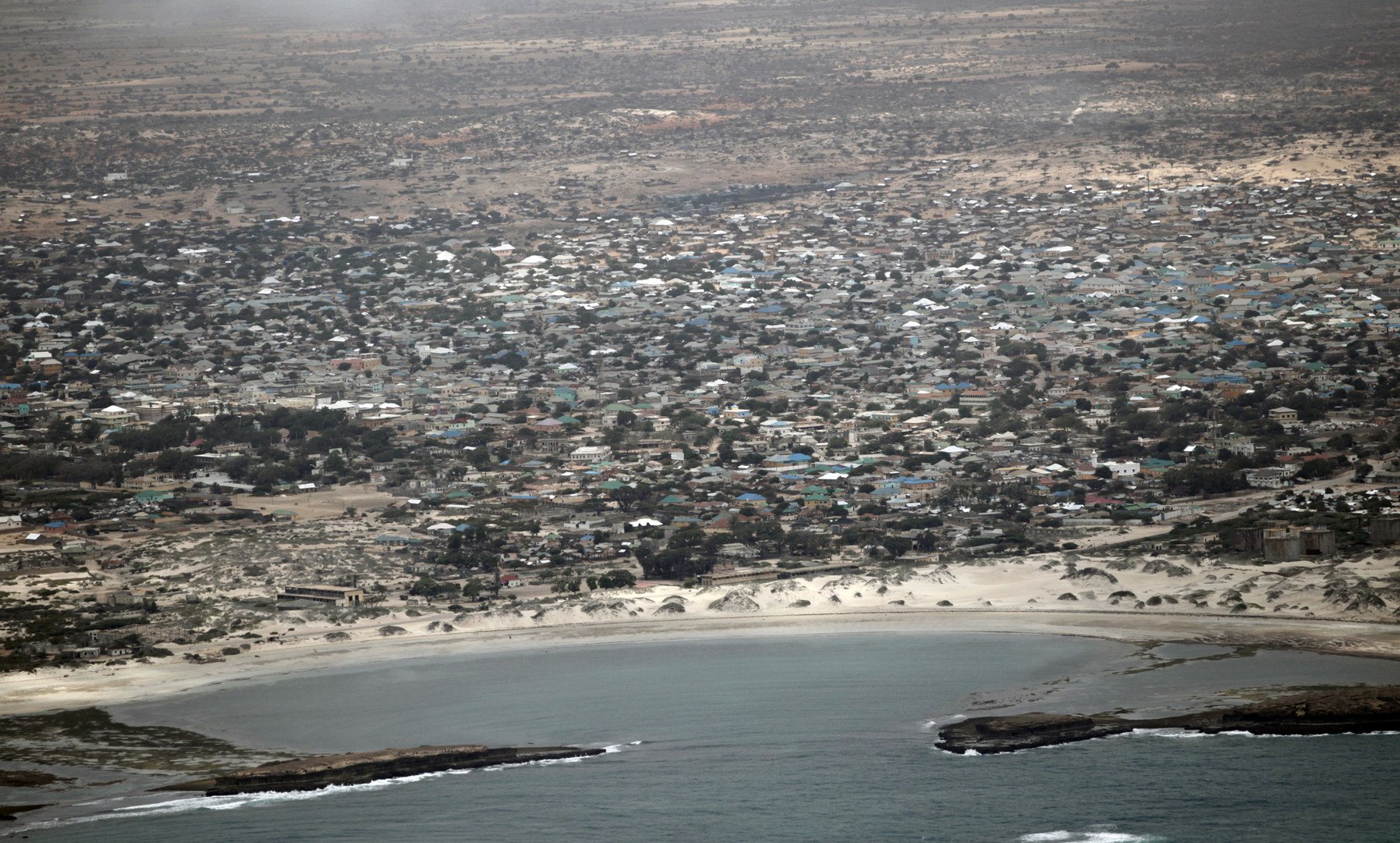 وكالة: 10 قتلى جراء تفجير وهجوم استهدفا فندقا في الصومال.. و