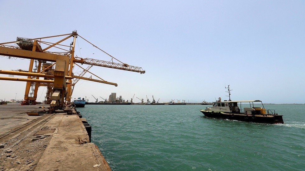 الحكومة اليمنية تحذر من كارثة في البحر الأحمر وخليج عدن