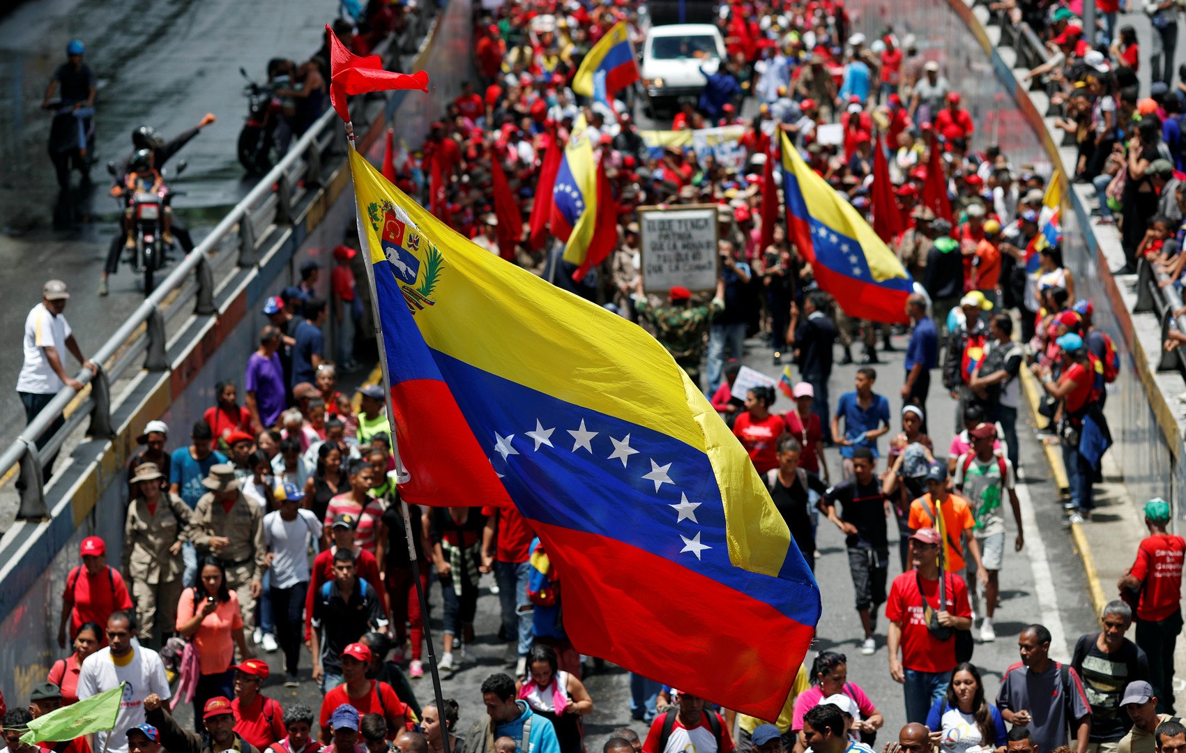 أنصار مادورو يتظاهرون ضد المفوضة السامية لحقوق الإنسان