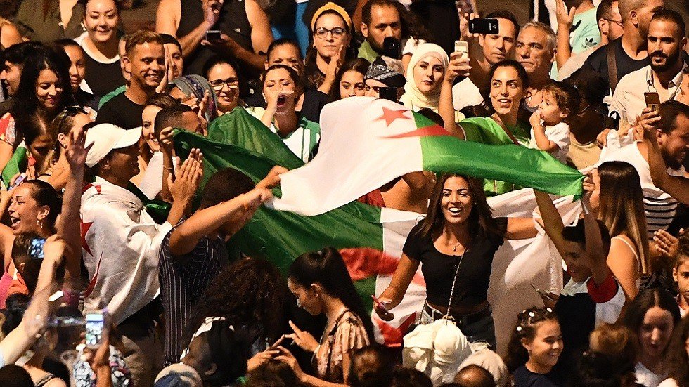 شاهد.. احتفالات عارمة للجزائريين بتأهل 